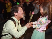 [포토] 신촌서 장미꽃 선물받은 안철수