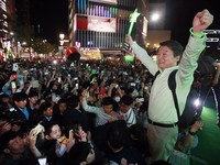 [포토] 신촌서 만세하는 안철수