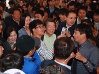 [포토] 신촌서 사진찍는 안철수 후보