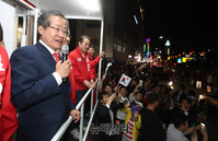 [포토] 부산 광안리서 야간 유세 나선 홍준표