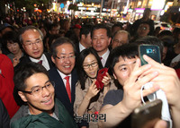[포토] 부산 광안리서 시민들과 셀카 찍는 홍준표