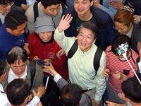 [포토] 서울역서 손 흔드는 안철수