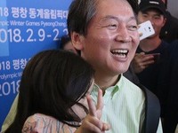 [포토] 걸어서국민속으로, 아이와 사진찍는 안철수