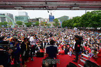 [포토] 부산역서 첫 유세 시작한 홍준표