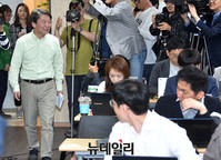 [포토] 기자회견장으로 들어오는 국민의당 안철수 후보