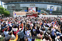 [영상] 홍준표가 부산역서 부른 '돌아와요 부산항에'