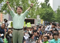 [포토] 손들어 인사하는 국민의당 안철수