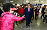 [포토] 동대구역서 홍준표 후보 맞는 지지자들