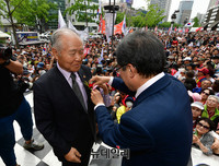 [포토] 어버이날에 카네이션 다는 홍준표 후보