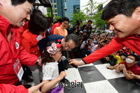 [포토] 어린이볼에 뽀뽀하는 홍준표