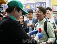 [포토] 카네이션 선물받는 안철수 후보