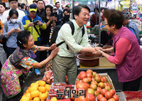 [포토] 천안 중앙시장 찾은 안철수 국민의당 후보