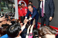 [포토] 대전 지지자들과 악수나누는 홍준표