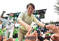 [포토] 대전 시민들과 악수 나누는 안철수 후보