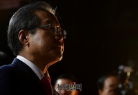 [포토] 대한문에 모인 지지자들 바라보는 홍준표