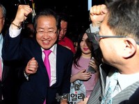 [포토] 강남역서 직장인과 화이팅 외치는 홍준표