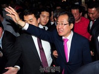 [포토] 강남역 찾은 홍준표 후보