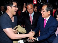 [포토] 강남역서 후배 만난 홍준표 후보