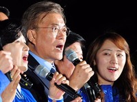 [포토] 광화문서 애국가 부르는 문재인