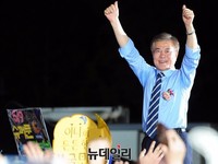 [포토] 광화문서 만세하는 문재인