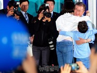 [포토] 광화문유세, 딸과 손자 안은 문재인