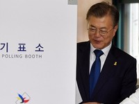 [포토] 기표소 들어서는 문재인 후보