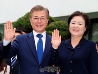 [포토] 투표마친 문재인-김정숙