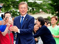 [포토] 19대 대선, 투표소 들어서는 문재인