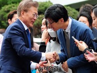 [포토] 투표소서 악수하는 문재인