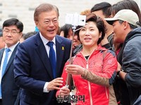 [포토] 투표소서 사진찍는 문재인