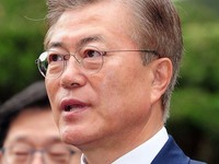 [포토] 질문에 답하는 문재인 후보