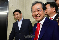 [포토] 밝은 표정으로 자유한국당사 도착한 홍준표 후보