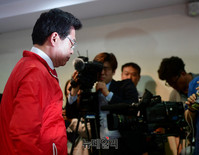 [포토] 당사서 퇴장하는 정우택 선대위원장