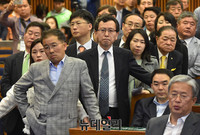 [포토] 허탈한 표정으로 출구조사 바라보는 국민의당 관계자들