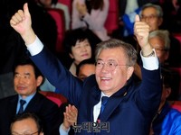 [포토] 출구조사발표, 만세하는 문재인