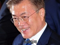 [포토] 출구조사발표, 미소 짓는 문재인