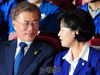 [포토] 출구조사발표, 대화하는 문재인-추미애