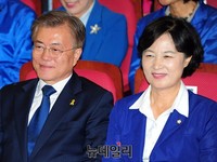 [포토] 미소짓는 문재인-추미애