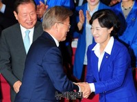 [포토] 출구조사발표, 악수하는 문재인-추미애