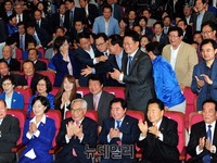 [포토] 출구조사발표, 환호하는 더불어민주당