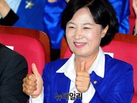 [포토] 출구조사발표, 엄지세운 추미애