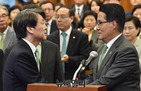 [포토] 당 관계자들 위로하는 안철수 국민의당 후보