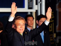 [포토] 세종로공원서 만세하는 문재인