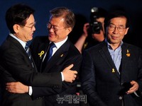 [포토] 이재명 성남시장과 포옹하는 문재인