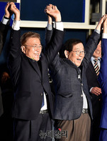[포토] 손 들어 인사하는 문재인-박원순