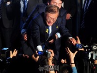 [포토] 세종로공원서 악수하는 문재인