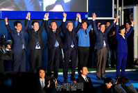 [포토] 만세 외치는 더불어민주당