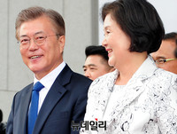 [포토] 취임선서 후 국회 나서는 문재인 대통령