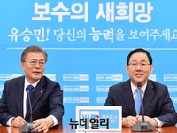[포토] 바른정당 대표실 찾은 문재인