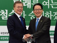 [포토] 악수하는 문재인-박지원